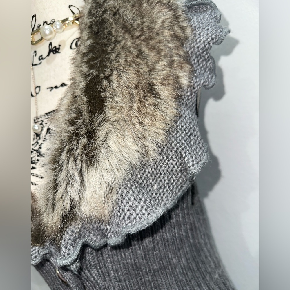 Sioni Gray Knit Cardigan with Faux Fur Collar - Picture 9 of 15